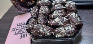 Kurma Coklat dengan Isian Keju dan Kacang Mede